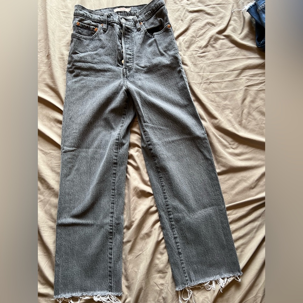 Levi’s Grey High-Waisted Jeans